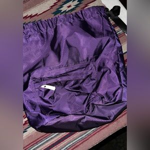 Medium sized purple drawstring sports bag / separate pocket for wet items